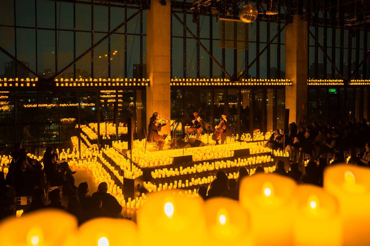 Santiago Sky iluminado con velas en un concierto Candlelight de cuarteto de cuerda