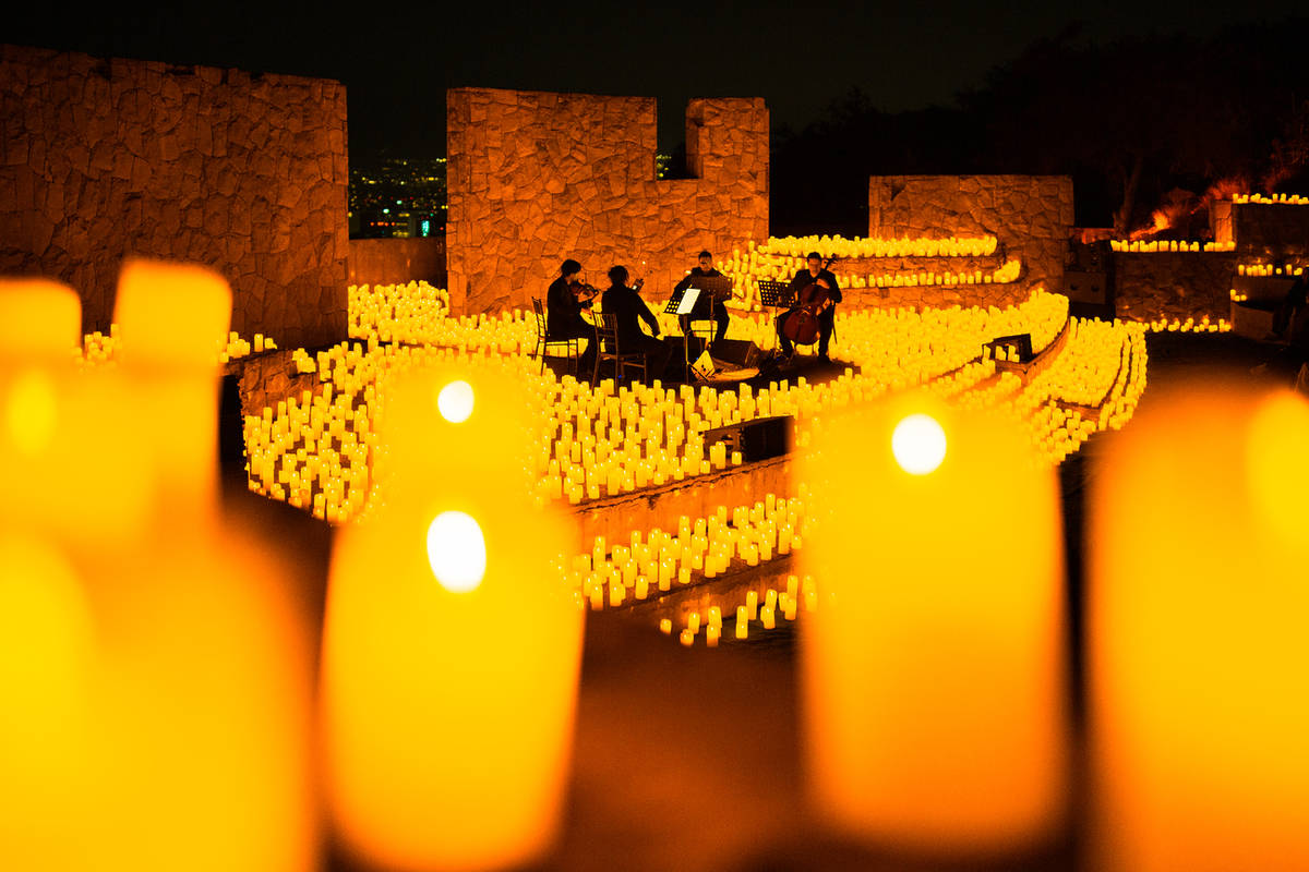El Anfiteatro Pablo Neruda en Santiago iluminado con las velas de Candlelight