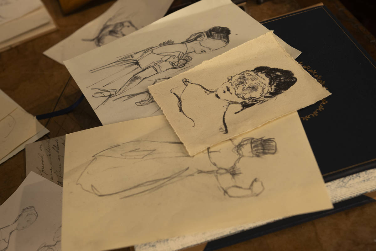 Bocetos de chicas con una máscara de disfraz de época, siguiendo la estética Bridgerton.