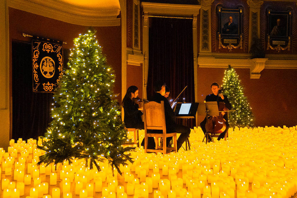Candlelight Navidad Santiago: concierto entre miles de velas, cuarteto de cuerda y decorado con árboles de Navidad
