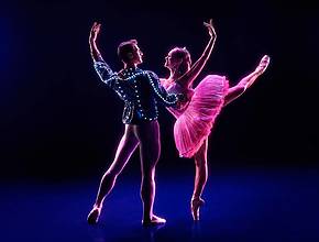 Dura solo 60 minutos y brilla en la oscuridad: el innovador espectáculo que está acercando el ballet a los más jóvenes en el CEINA