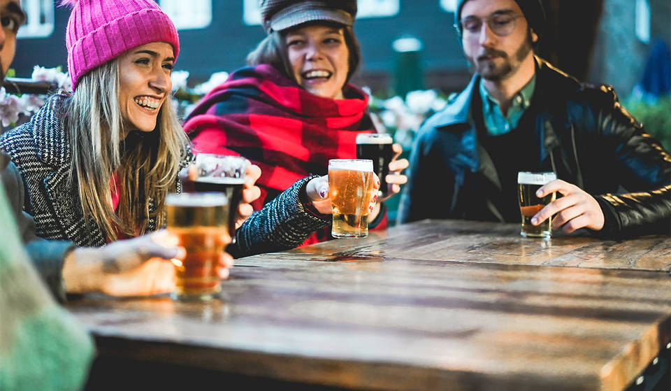 Cervezas de invierno: descubre los bares para disfrutarlas en Santiago, ideales para los días fríos