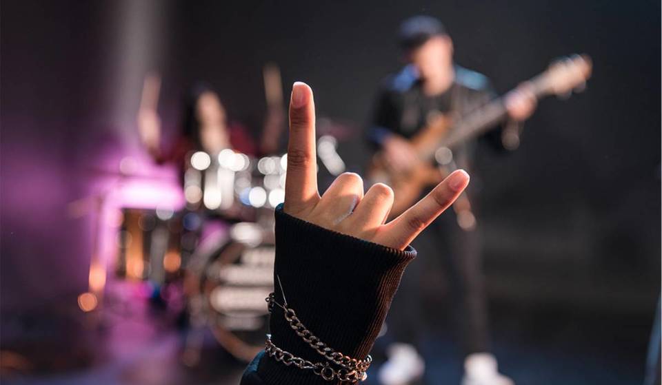 Bares metaleros en Santiago: riffs, chelas y oscuridad. Una guía de antros sagrados para almas ruidosas
