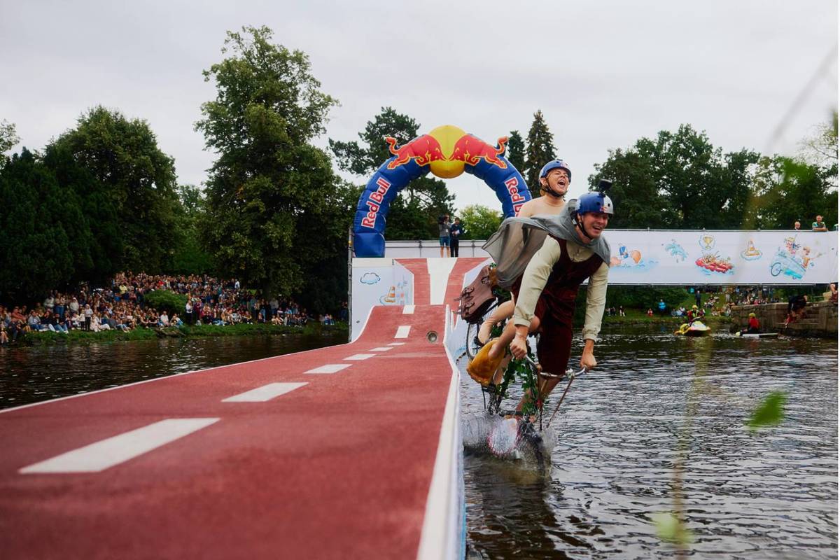 Red Bull Al Agua Pato