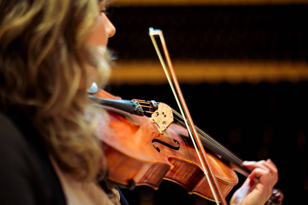 Violinista en plano detalle