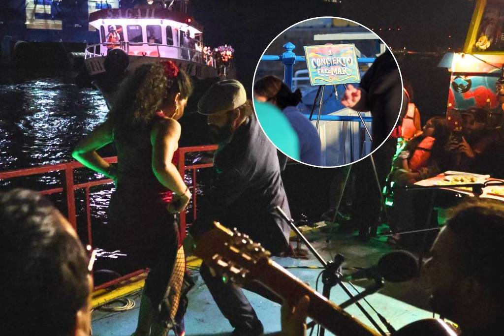 Músicos tocando boleros y cuecas en vivo a bordo de un barco durante el Concierto en el Mar en Valparaíso, con el reflejo de las luces del puerto en el agua.