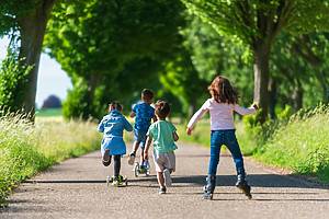 Dinosaurios, tirolesas y cuentos mágicos: aquí, algunas ideas infalibles para pasear con niños en Santiago