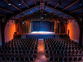 Mucho más que un centro cultural: el teatro de La Reina a pasos de Plaza Egaña donde puedes escuchar música clásica a la luz de las velas