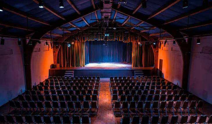 Mucho más que un centro cultural: el teatro de La Reina a pasos de Plaza Egaña donde puedes escuchar música clásica a la luz de las velas