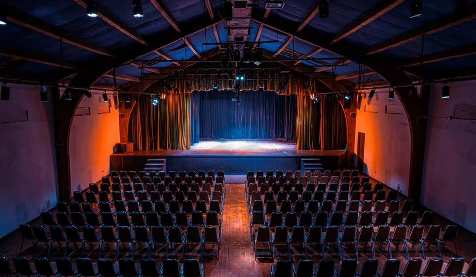 Mucho más que un centro cultural: el teatro de La Reina a pasos de Plaza Egaña donde puedes escuchar música clásica a la luz de las velas
