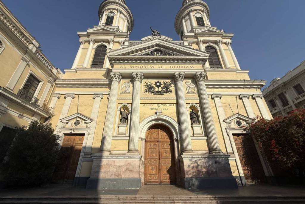 Fachada principal y torres de la Iglesia de San Ignacio en Santiago de Chile.