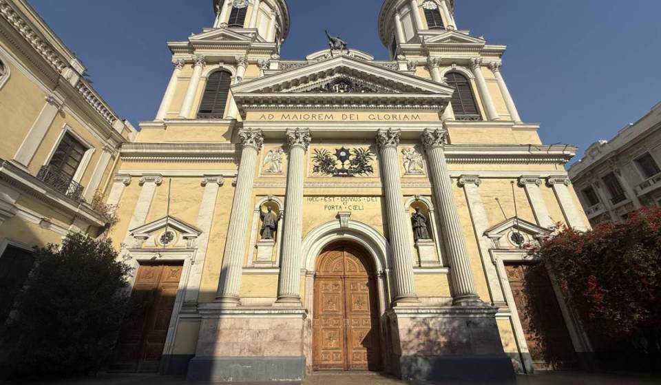 Esta iglesia de Santiago tiene campanas hechas con metal de un templo destruido en 1863, altares inspirados en las iglesias de Roma y conciertos desde $14.000