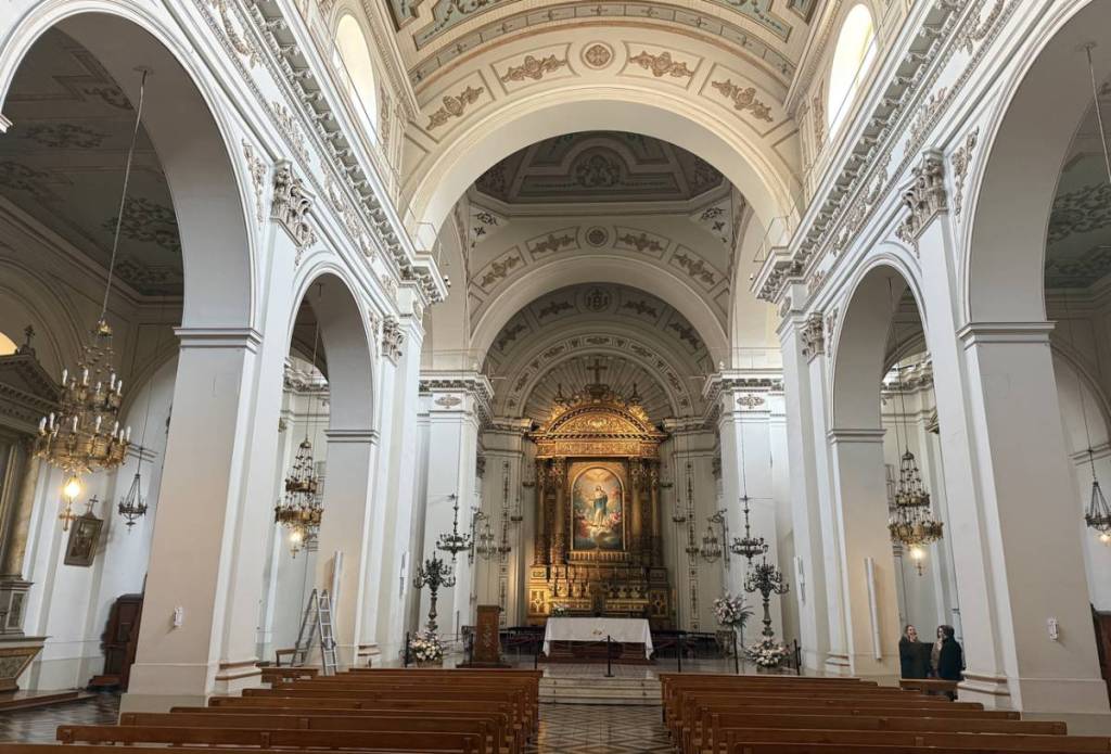 Nave central e imponente altar mayor con retablo dorado en la Iglesia de San Ignacio, Santiago.