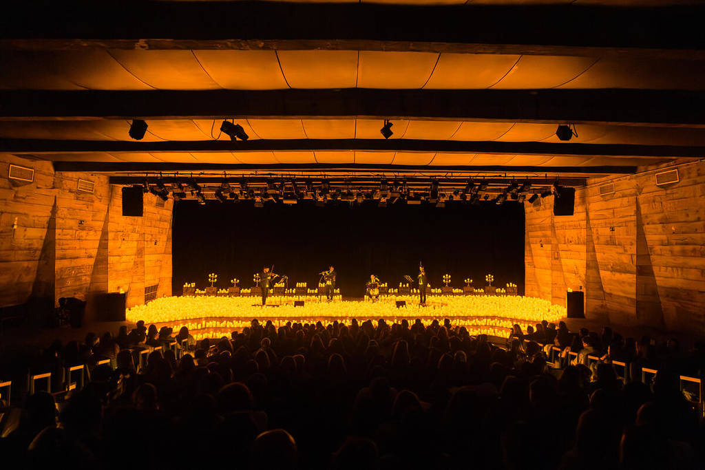 quarteto de cordas em um palco repleto de velas de LED no Concerto Candlelight no Auditório do MASP em São Paulo