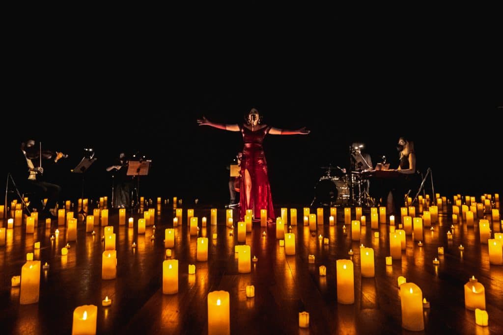 Teatro Bradesco recebe show à luz de velas com hits do Pop e R&B
