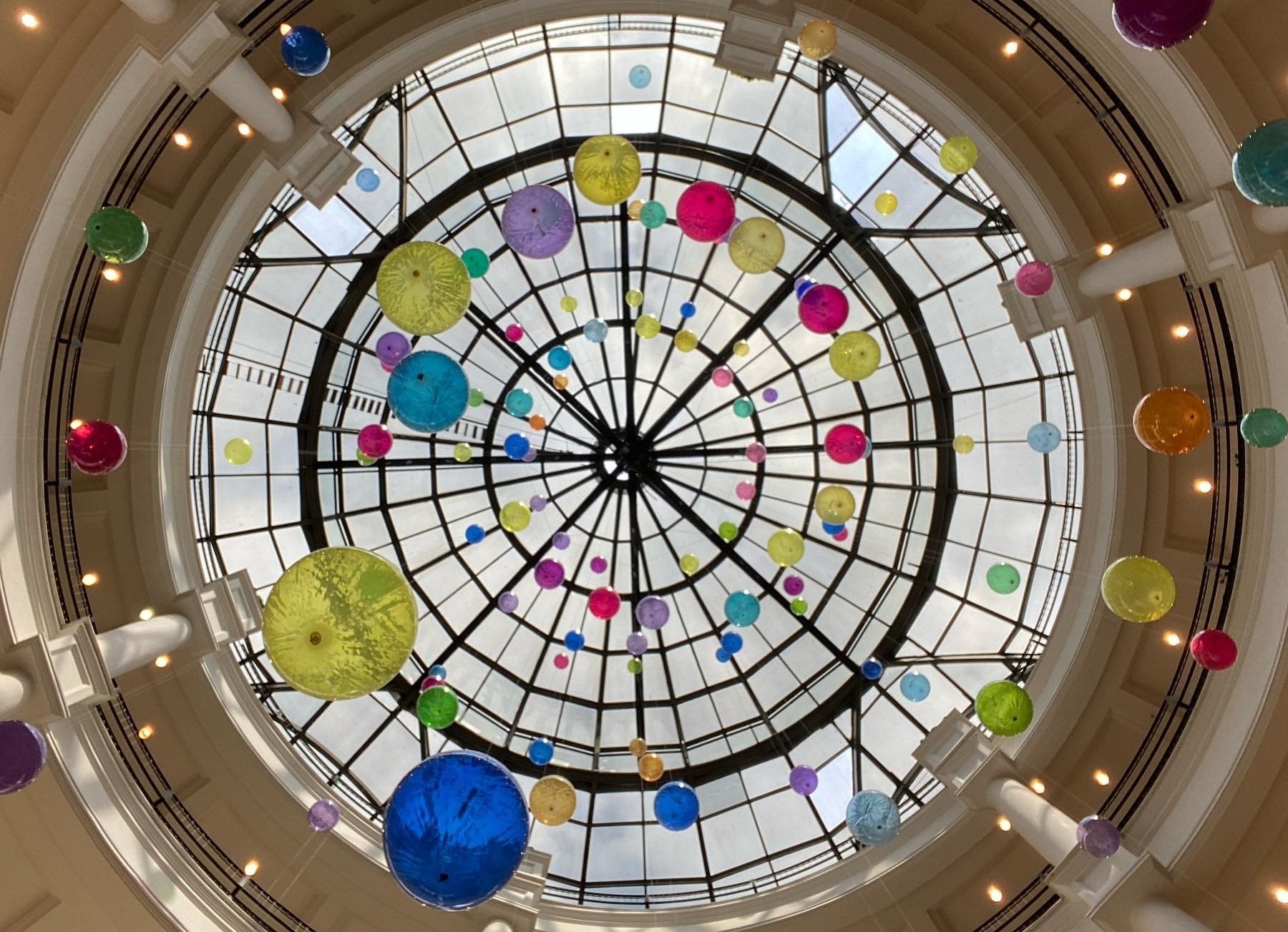 Cerca de 150 balões "flutuam" no vão central do Shopping Pátio Higienópolis