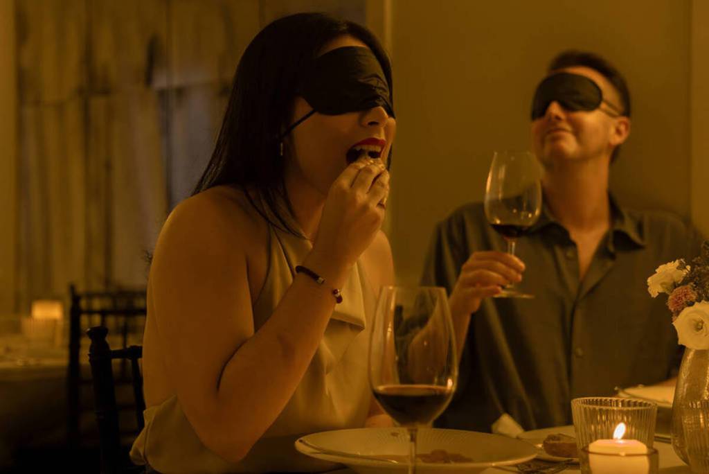 Vino, misterio y sentidos agudizados: ¿qué puedes esperar de esta cena a ciegas que se ha convertido en todo un éxito en São Paulo?