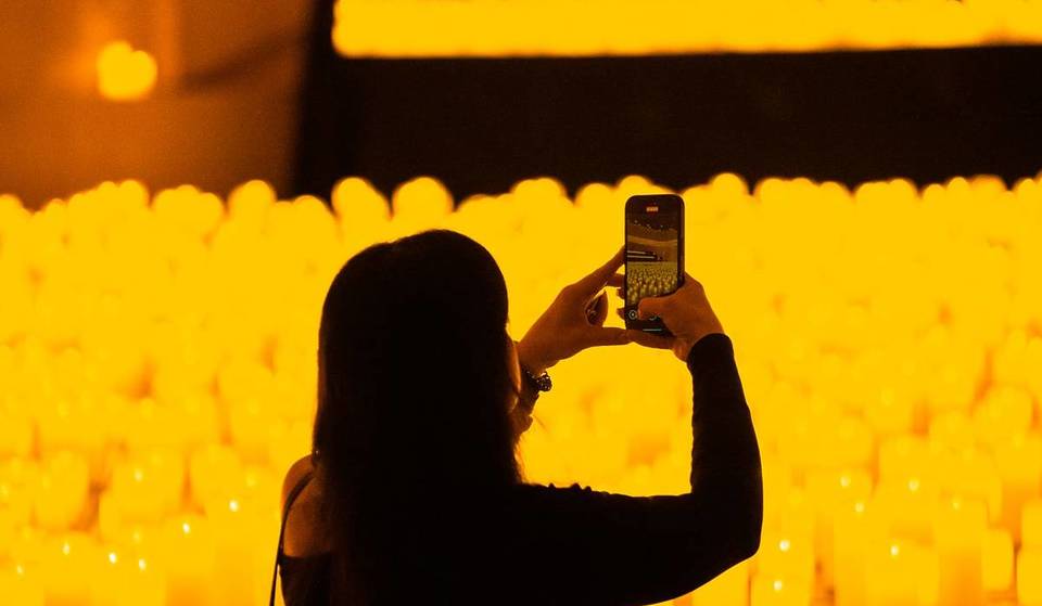 From Vivaldi to rock anthems: this immersive experience transformed Guarulhos’ main stage into a cinematic setting under the light of thousands of candles