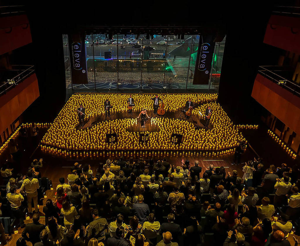 Cuarteto de cuerda en un escenario iluminado por velas en el Concierto Candlelight en el Teatro B32 de São Paulo