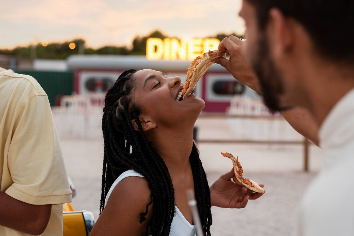 Tinder da vida real! 7 lugares para dar um match e conhecer pessoas novas em SP