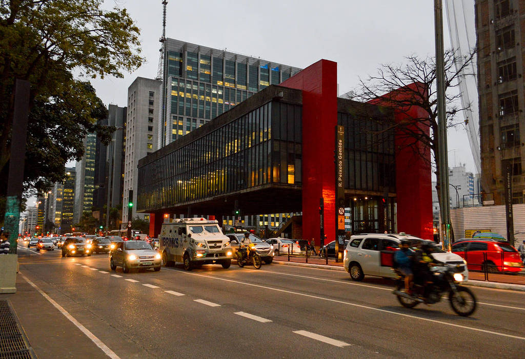 imagem do MASP com carros na avenida Paulista ao entardecer