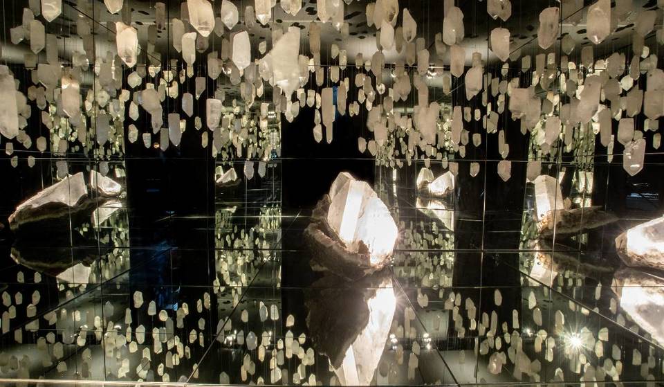 Una nueva exposición muestra cristales exóticos y lleva a los visitantes de viaje al centro de la Tierra.