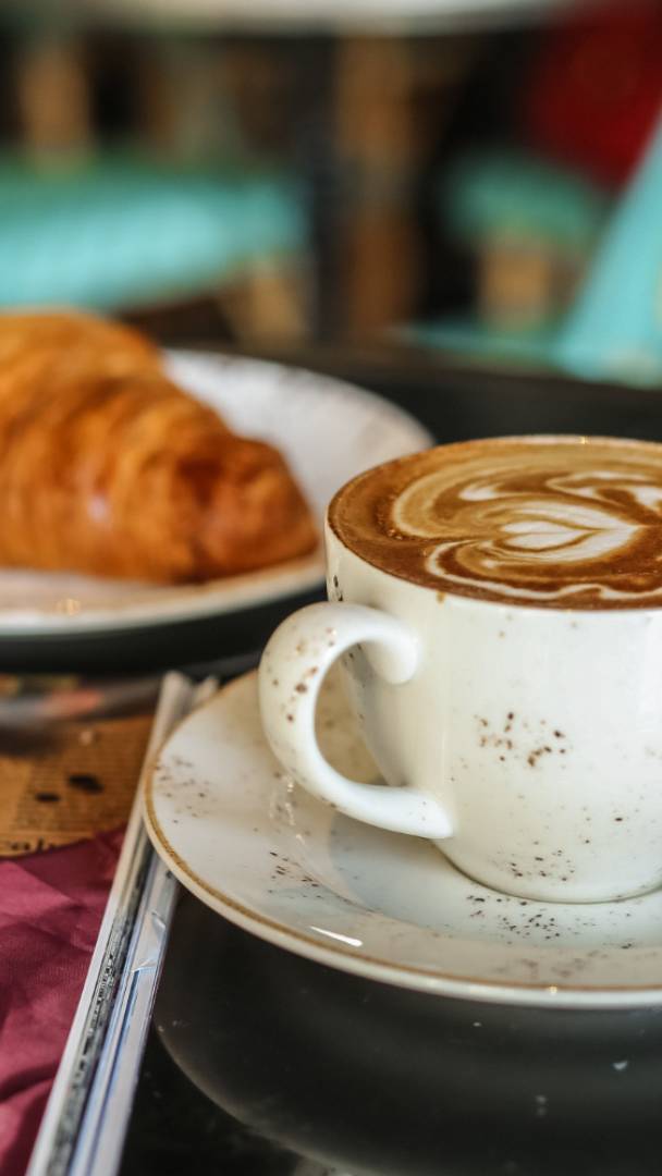 Cafeterias temáticas em SP oferecem matchas com gatos e "doces de cocô" por R$ 15 — conheça antes que as filas fiquem impossíveis