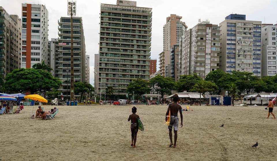 Como é morar nos prédios tortos de Santos? Entenda o fenômeno por trás da atração