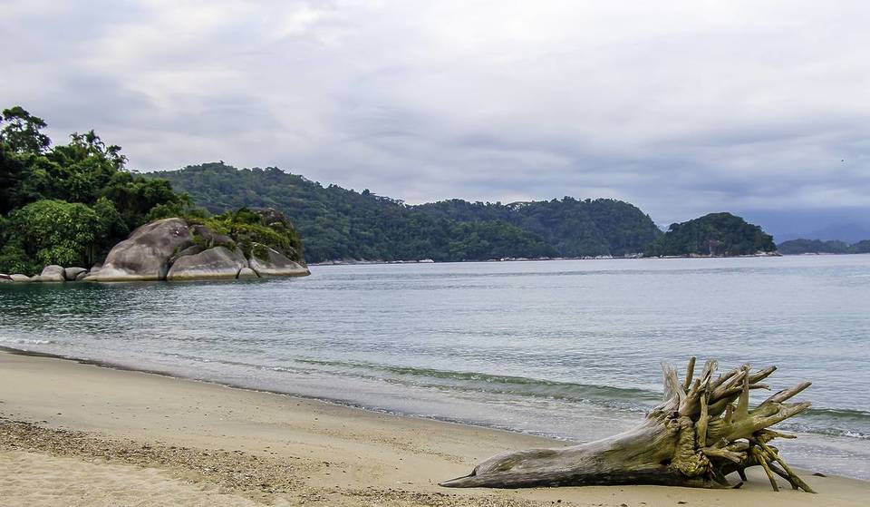 Essa praia paradisíaca a poucas horas de SP tem águas aquecidas por usina nuclear e quase ninguém conhece &#8211; você entraria?