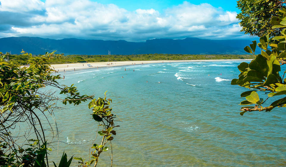 Esta cidade litorânea tem praia de celebridades e ilha paradisíaca, a apenas 2 horas de São Paulo