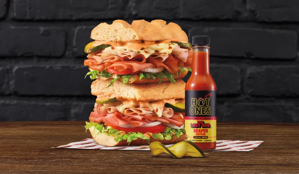 American chain of &#8220;super hot&#8221; snacks opens store in São Paulo, with a firefighter theme and sandwiches new to the country