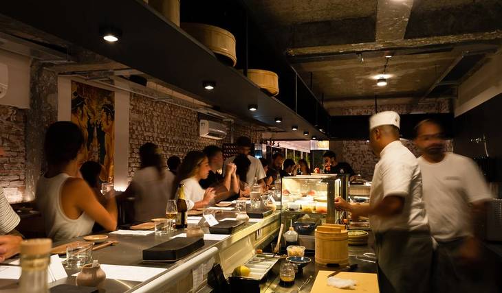Fomos ao sushi bar de SP onde você come em pé no balcão — e saímos querendo voltar
