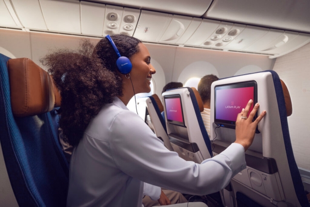 ambulante vende fones da LATAM no metrô de são paulo