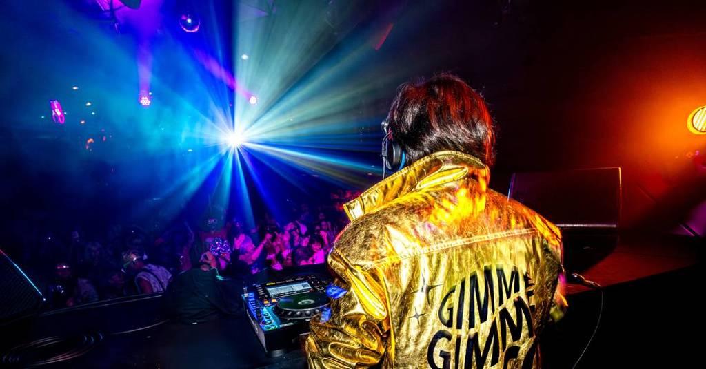 Olvídate de las discotecas tradicionales: esta fiesta temática en São Paulo es el paraíso «Boogie Wonderland» para los amantes del brillo de la música disco de los años 70.
