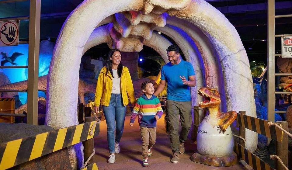 Apenas 170 km de SP: o parque de dinossauros com réplicas gigantes, lagos e cavernas em Campos do Jordão