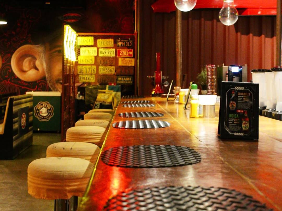 Garage Burguer F1 themed burger joints in São Paulo