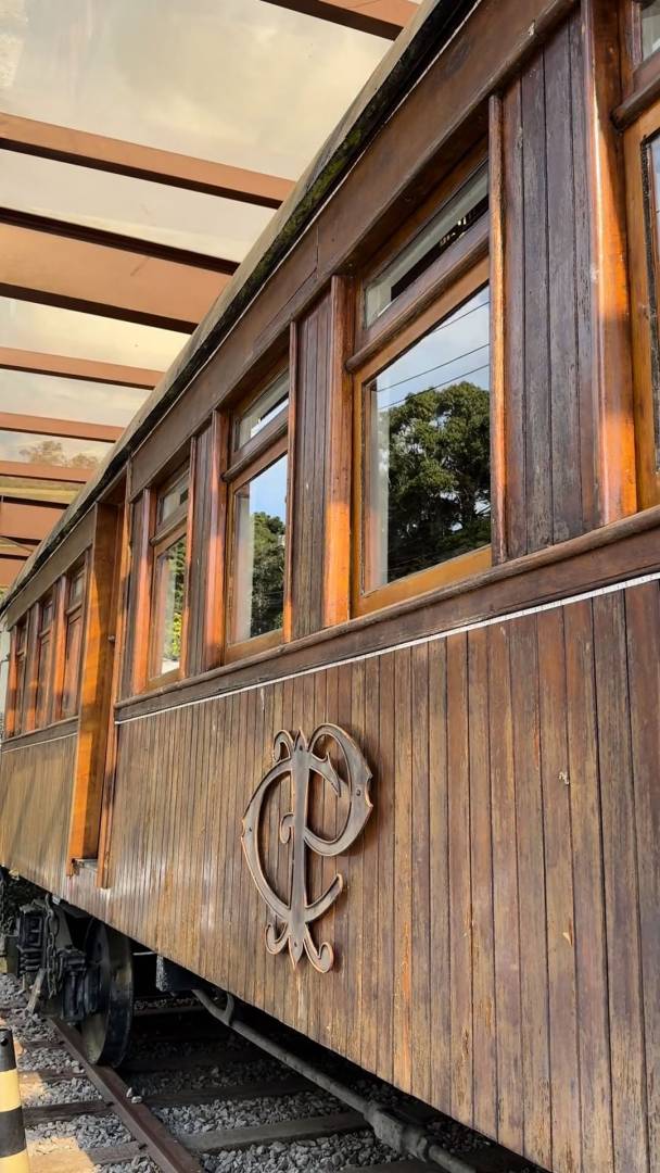 A dos horas y media de São Paulo, un restaurante en un vagón de tren de 1920 ofrece una cena con vistas a la Mantiqueira y una suite inspirada en el Expreso del Oriente