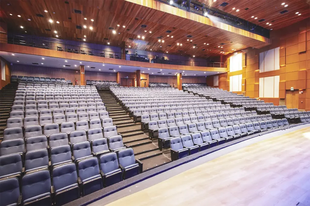 Just a few minutes from Paulista Avenue: the Sabesp Frei Caneca Theater attracts audiences with stand-up comedy shows and candlelight concerts