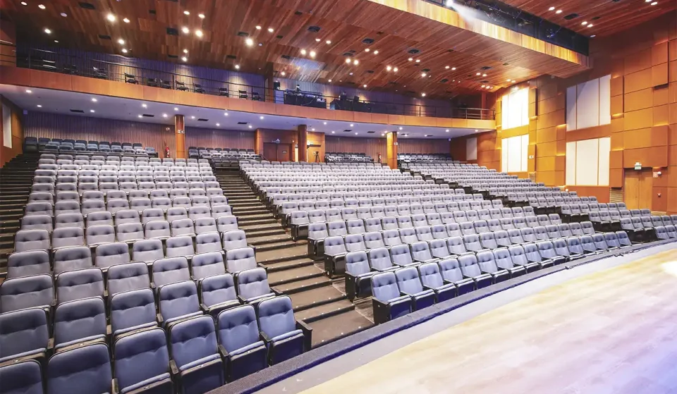 A solo unos minutos de la Avenida Paulista: el Teatro Sabesp Frei Caneca atrae al público con espectáculos de stand-up y conciertos a la luz de las velas