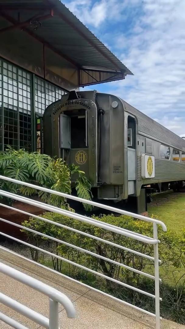 A 100 km de São Paulo, el restaurante sirve comida casera dentro de un lujoso vagón de tren del siglo XX que iba a ser subastado