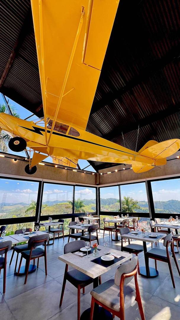 Con una mesa dentro de un fuselaje real y restos de aviones, este restaurante temático a 80 km de São Paulo imita un hangar de verdad con vistas a las montañas