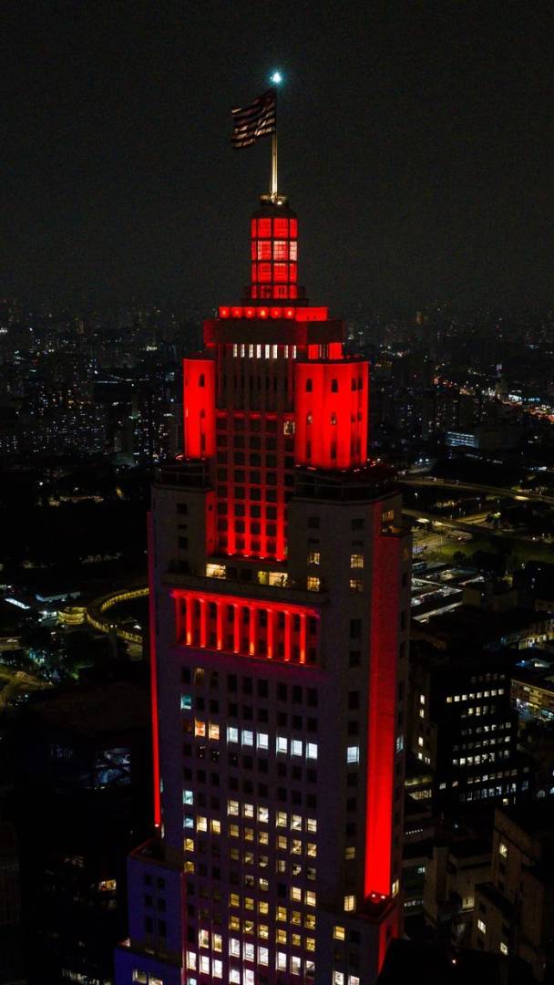 A building in downtown São Paulo inspired by the Empire State Building combines video games, a bar inside a vault, and a panoramic observation deck, with tickets starting at R$ 22.50