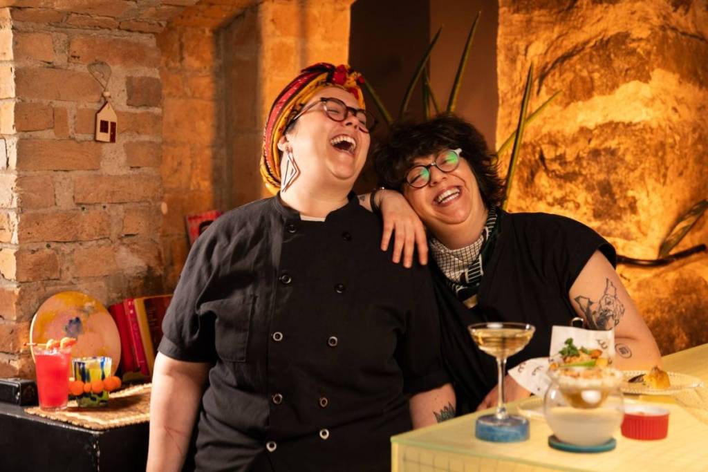 nuevo menú bar dos arcos chula camarera