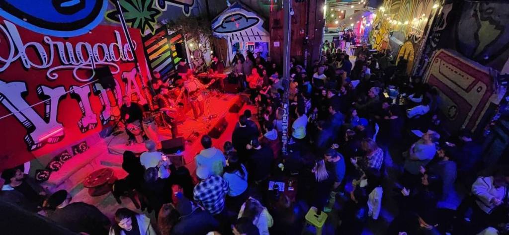 Goela Bar: A Nightlife Spot for Singles in São Paulo
