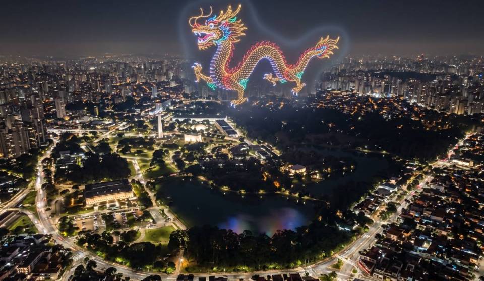 Con una coreografía inédita en el cielo y entrada gratuita, el Monumento a las Banderas acoge un espectáculo luminoso de 150 drones que celebra a Brasil y China en São Paulo