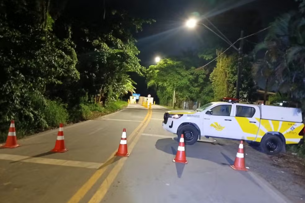 Interdição da ponte do Rio Casqueiro, no km 59 Rodovia Caminho do Mar (SP-148)