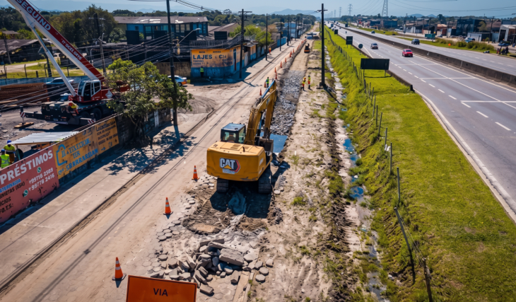 La carretera SP-055 tiene un ramal de acceso en Itanhaém cerrado por obras, lo que afecta al acceso a la playa 
