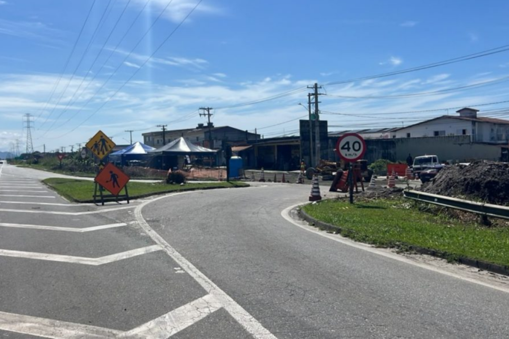 El cierre de la autopista Padre Manoel da Nóbrega obliga a tomar una ruta alternativa en el km 332+800