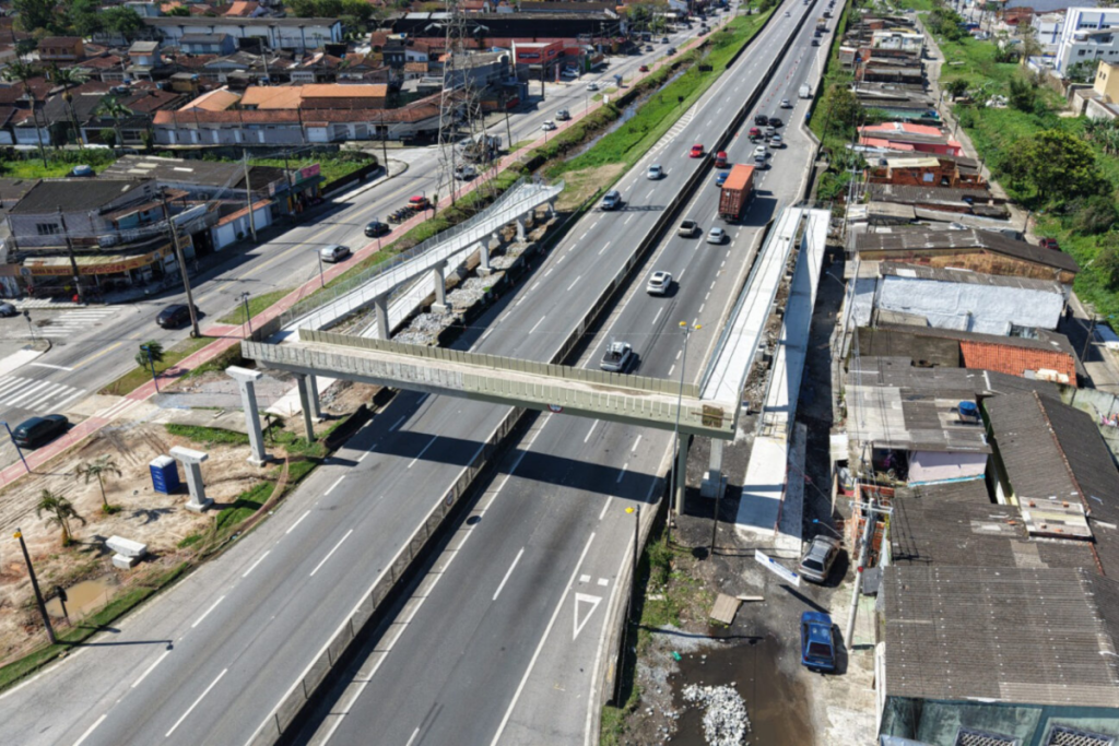 El cierre de la autopista Padre Manoel da Nóbrega obliga a tomar una ruta alternativa en el km 332+800
