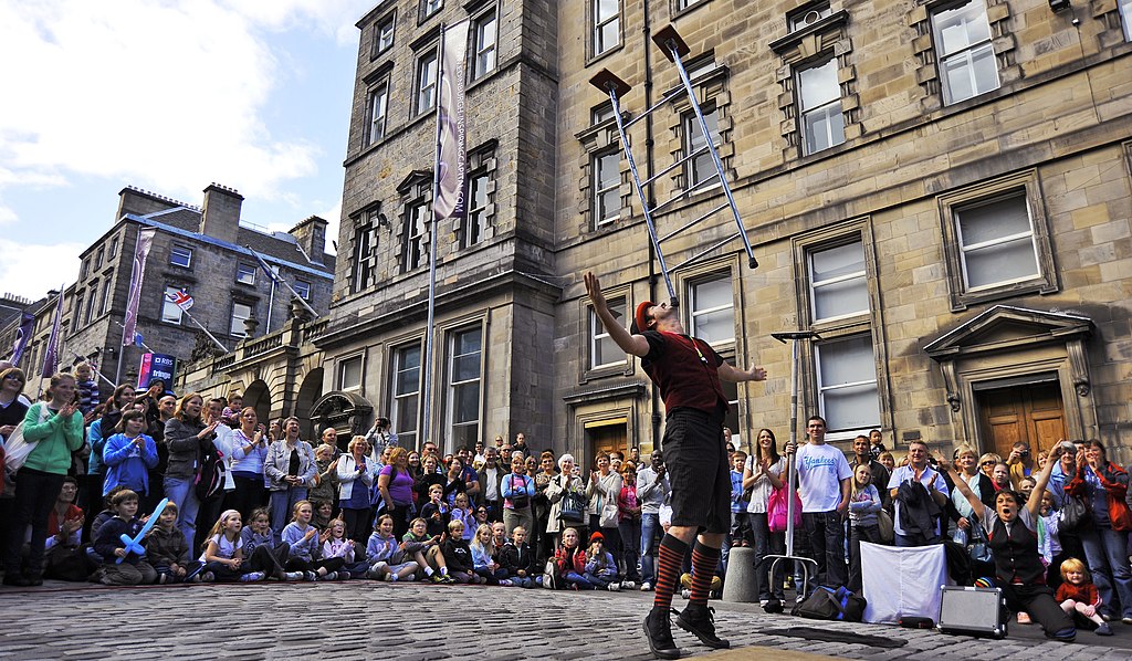 street performer on royal mile edi fringe